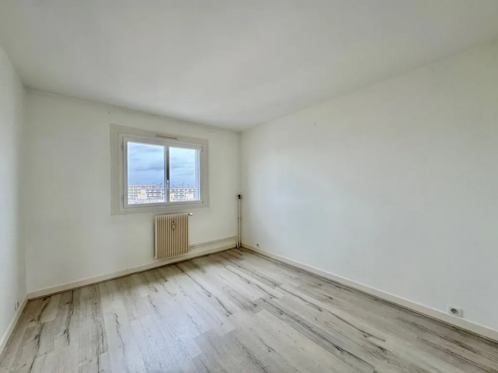 Rooms - Bright 3-Bedroom Apartment with Balcony in Saint Marceaux