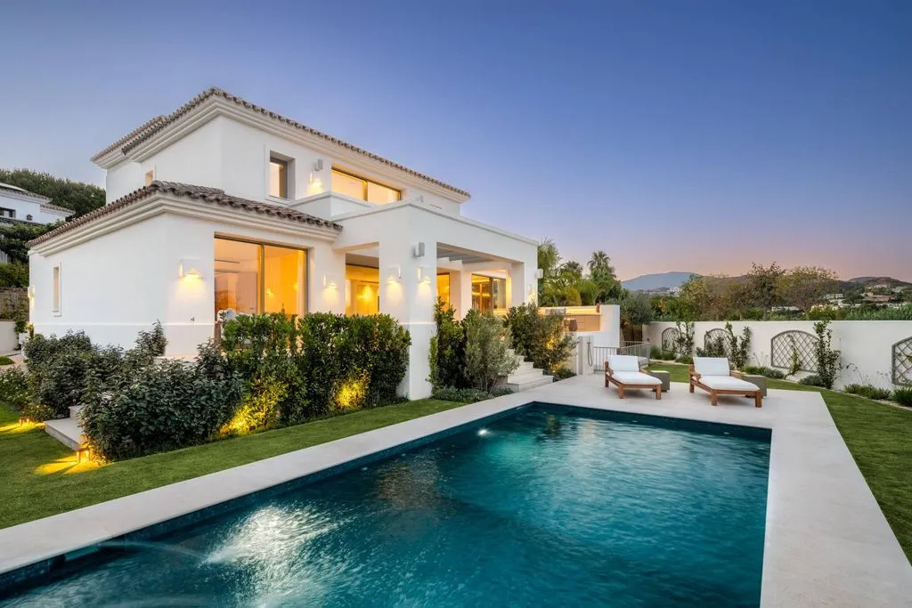 Piscine - Mediterranean Villa with Mountain Views in Marbella
