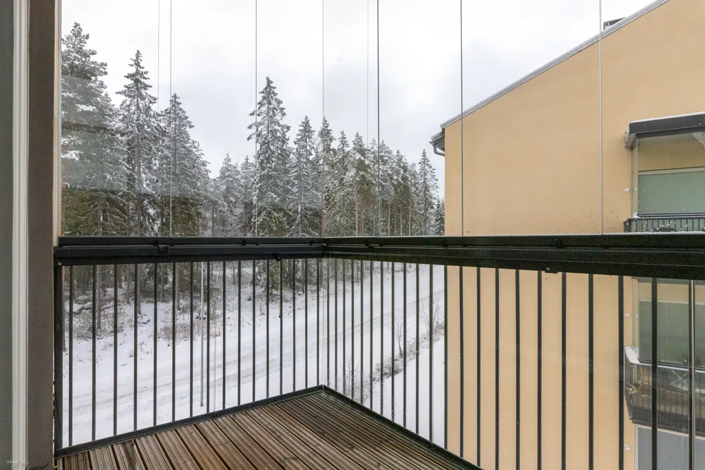 Balcon - Efficiently Designed Apartment with French Balcony in Järvenperä