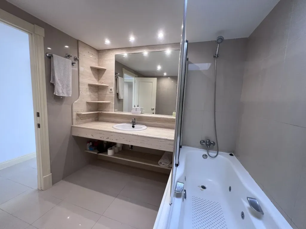 Salles de bain - Penthouse with Private Solarium on Seafront Promenade