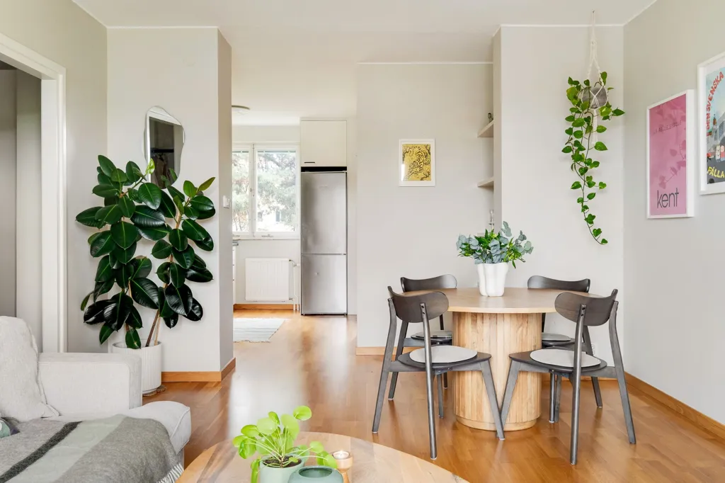 Elutuba - Apartment with South-Facing Balcony in Stureby
