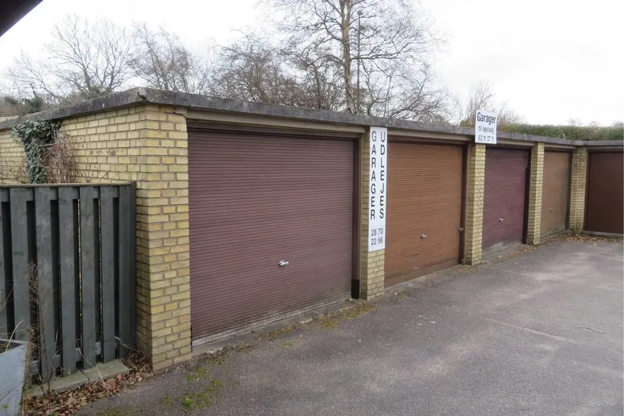 Garage - Corner House with Yellow Stone in Nyborg