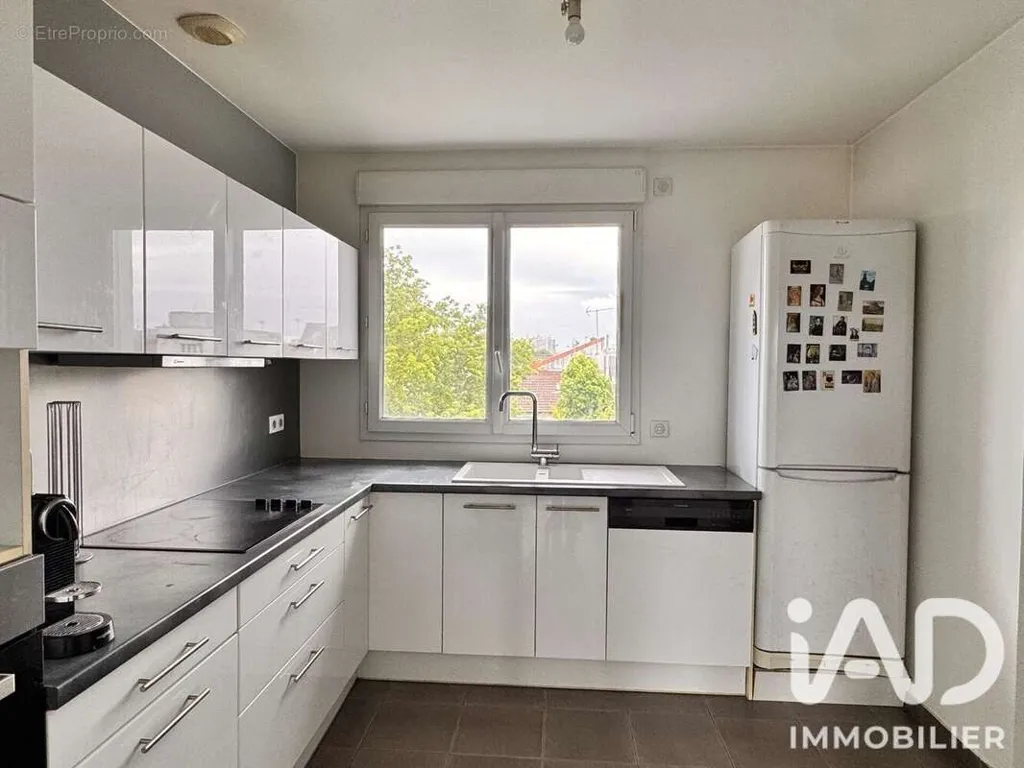 Cucina - 3-Bed Flat with Private Parking in Musicians' Quarter