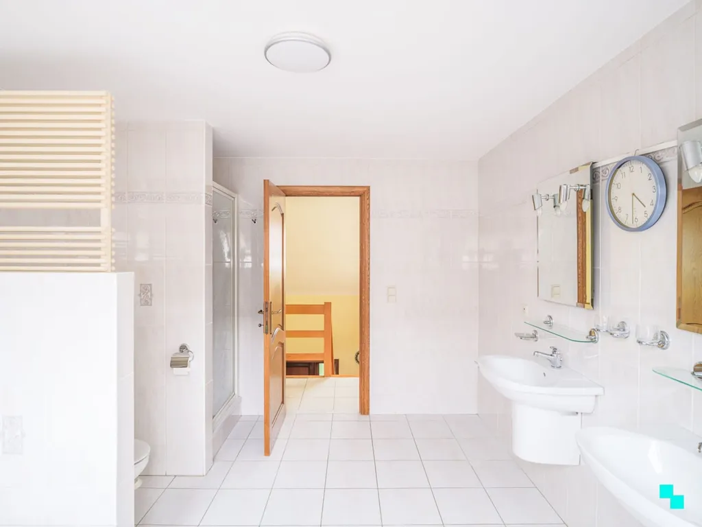 Bathrooms - Spacious Villa in Quiet Residential Area