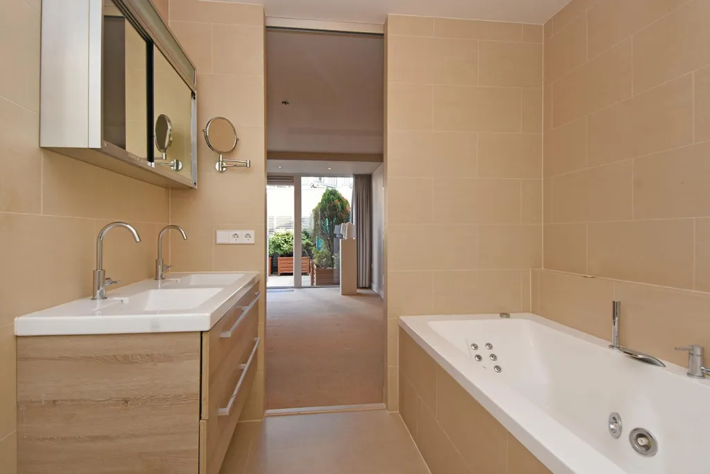 Vannitoad - Ground-floor Apartment with Sea View in Scheveningen