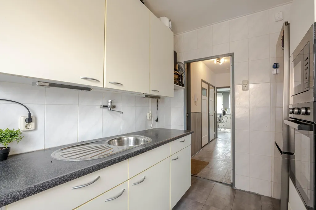 Cucina - 3-Bedroom Apartment with Loggia in Rotterdam