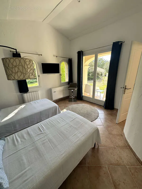 Chambres - Villa Rénovée avec Piscine au Muy