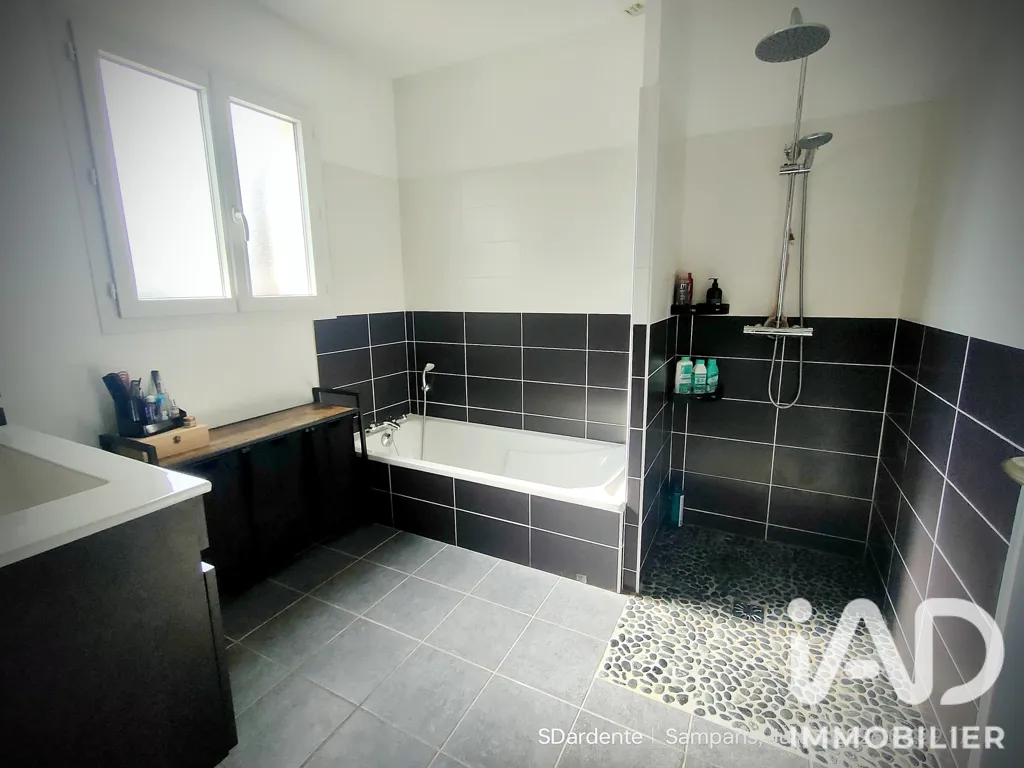 Bagni - Contemporary Flat-Plan House with Garden in Sampans