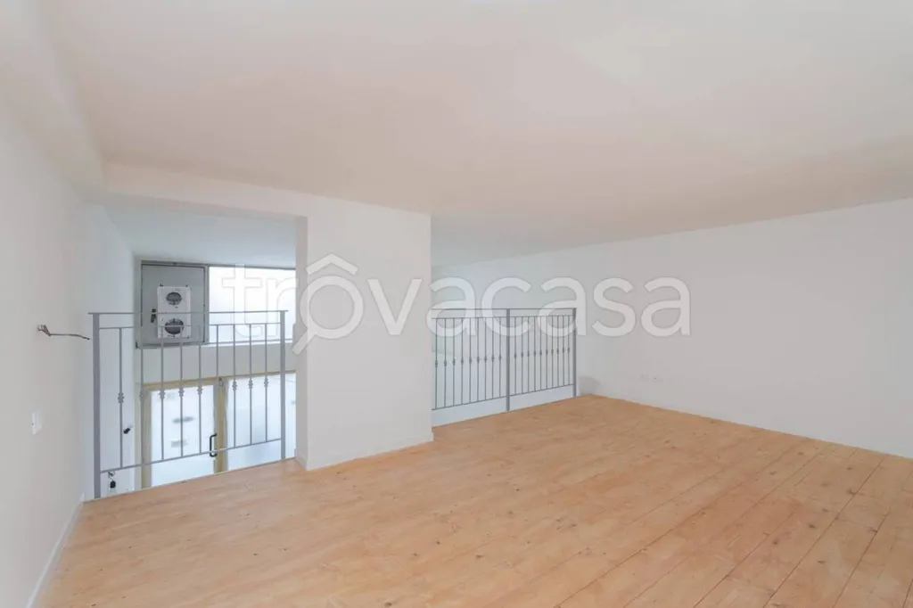 Pièces - Modern Loft with Dual Access in Turin