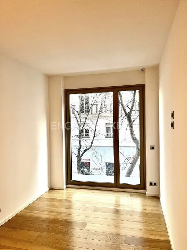 Stanze - 3-Bed Apartment with Pool in Ríos Rosas