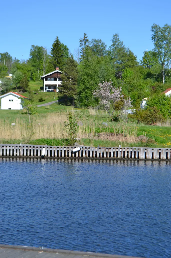 Jardin - Buildable Plot with Canal View in Älmsta