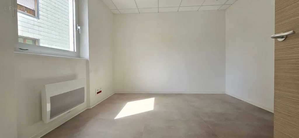 Pièces - Bâtiment Professionnel Rénové à Fréland