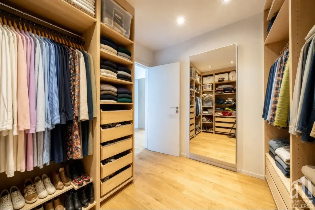 Pièces - Loft avec Lignes Industrielles à Résidence Artic