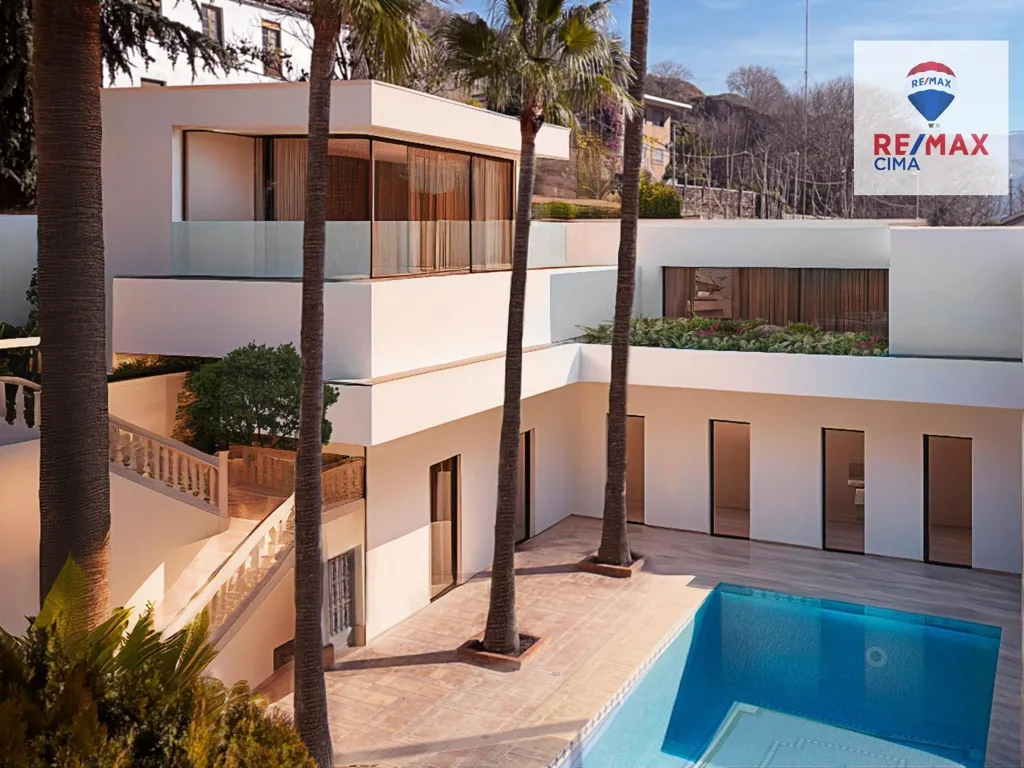Piscina - House with Additional Villa Potential in Granada
