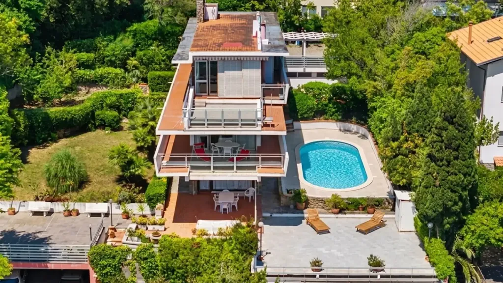 Vista aerea - Villa fronte mare con terrazze a Castiglioncello