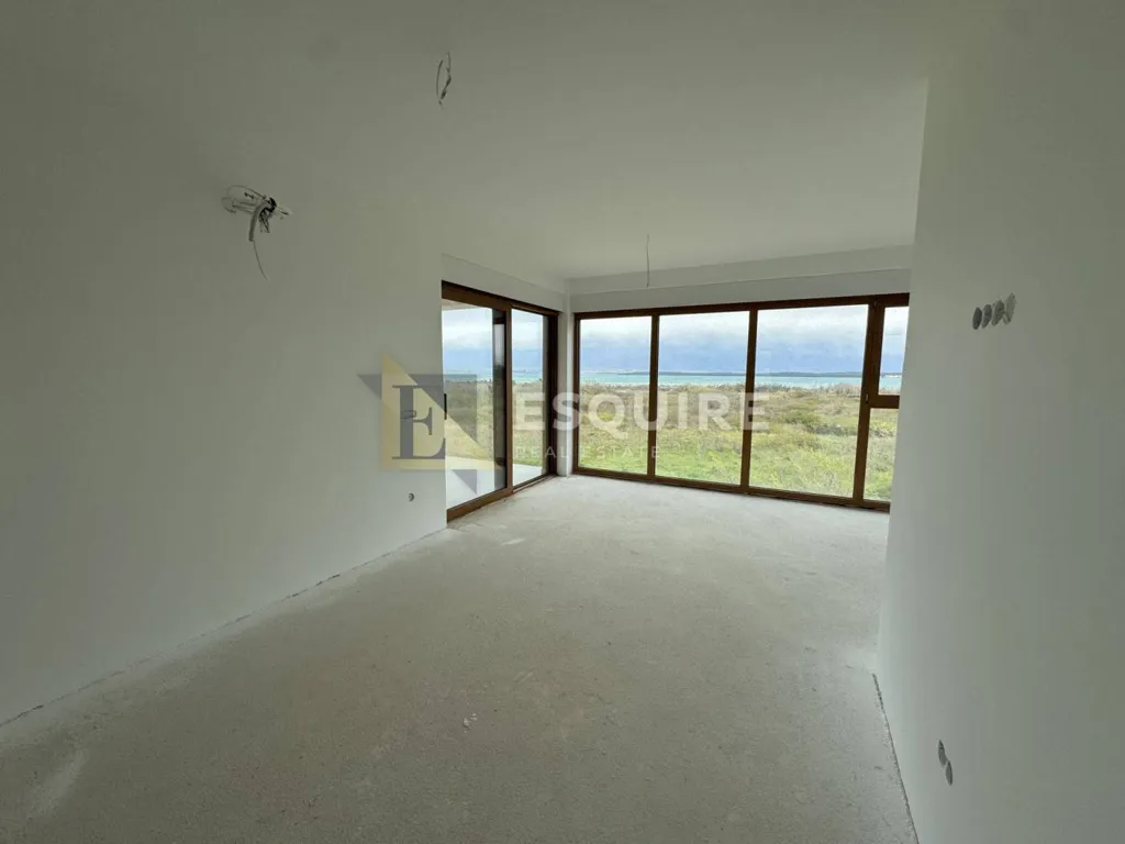 Pièces - Luxury Penthouse with Sea View in Nin