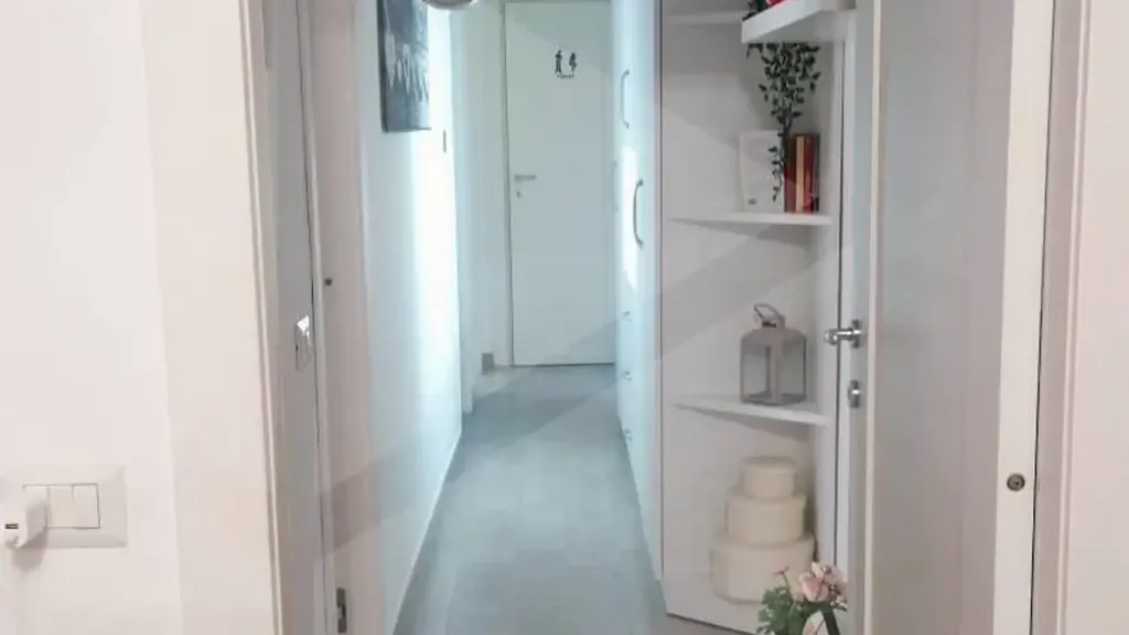 Esik - Recently Refined Apartment with Parking in Messina