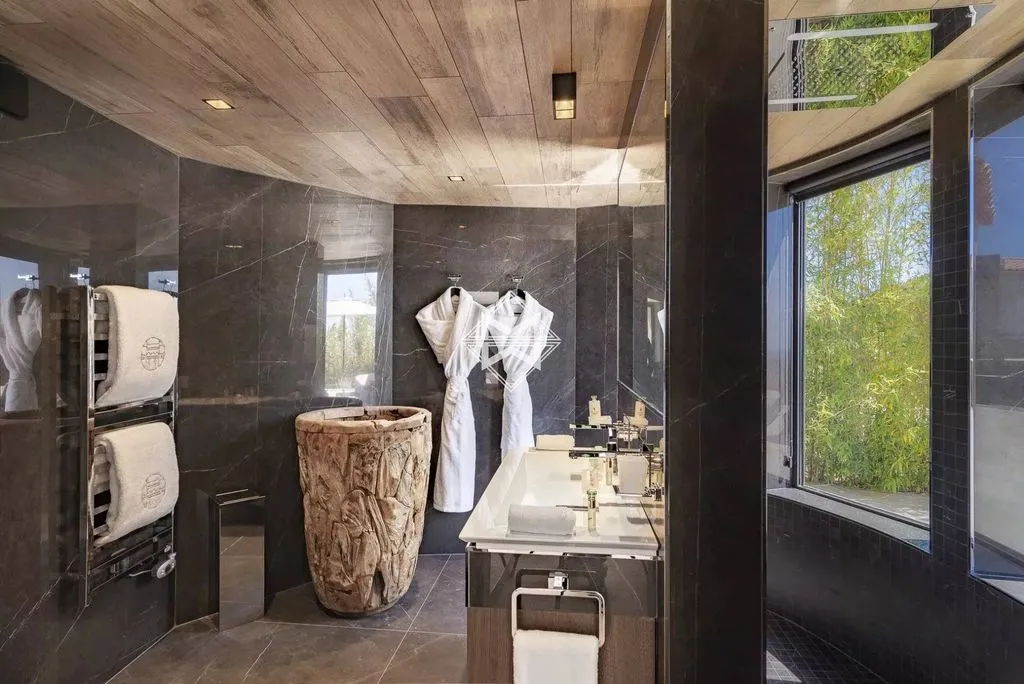 Salles de bain - Maison de Luxe avec Vue Panoramique à La Croix-Valmer