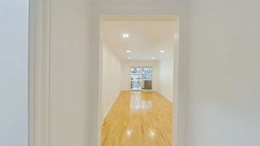 Apartment with Balcony in Sants, Barcelona