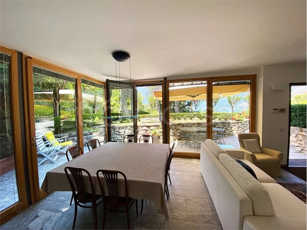 Sala da pranzo - Appartamento con vista lago e giardino a Faggeto Lario