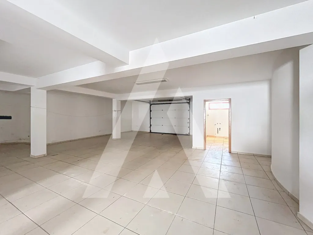 Garage - Isolated House with Indoor Pool in Pombal