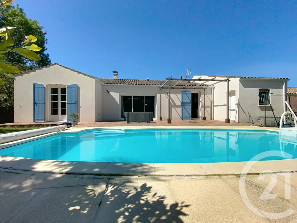 Piscine - Villa de Plain-Pied avec Piscine à Breuil-Magné