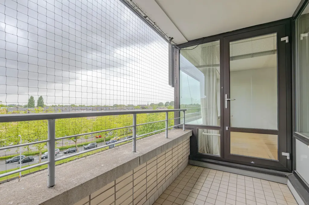 Balcony - 4-Bedroom Flat with Panoramic View in Rotterdam