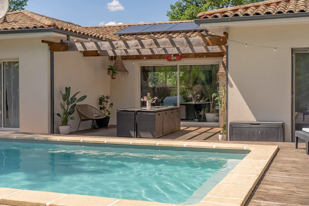 Bassein - Contemporary House with Pool in Salles