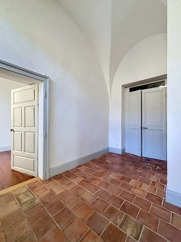 Esik - Spacious T2 with Garden View in Historic Centre