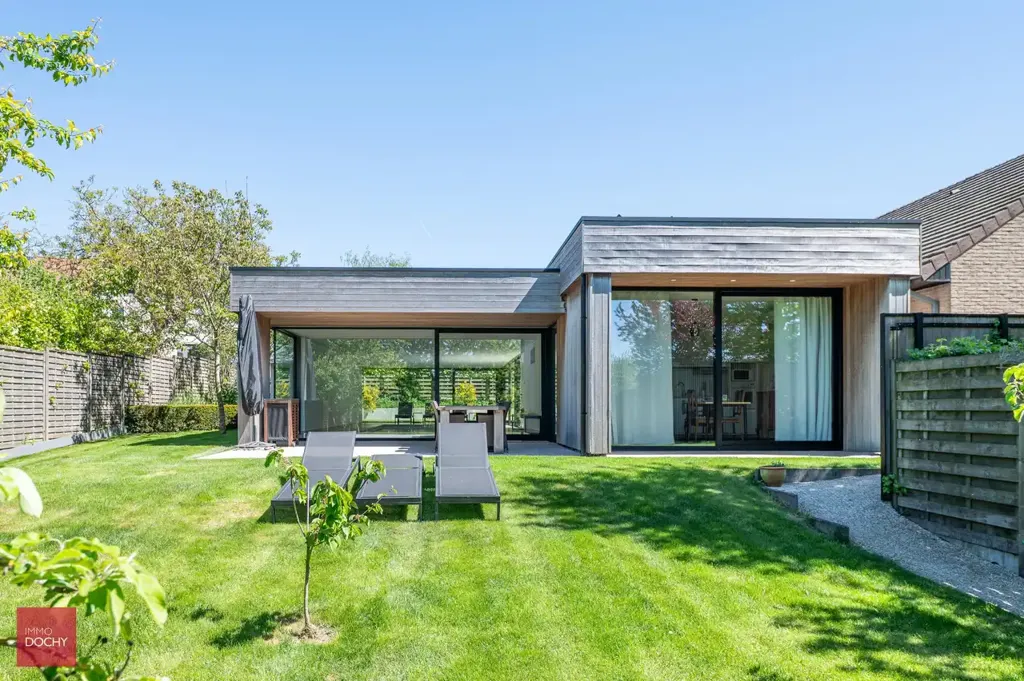 Aed - Spacious Villa with Indoor Pool in Suburb