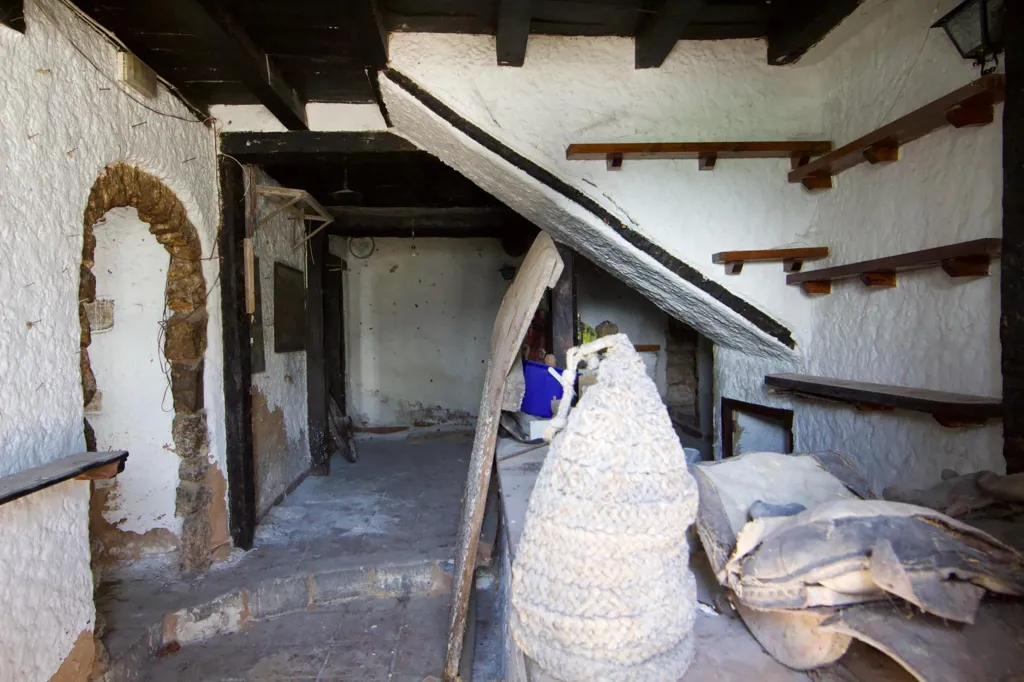 Pesuköök - Historic Semi-Detached House with Plot in Cuenca