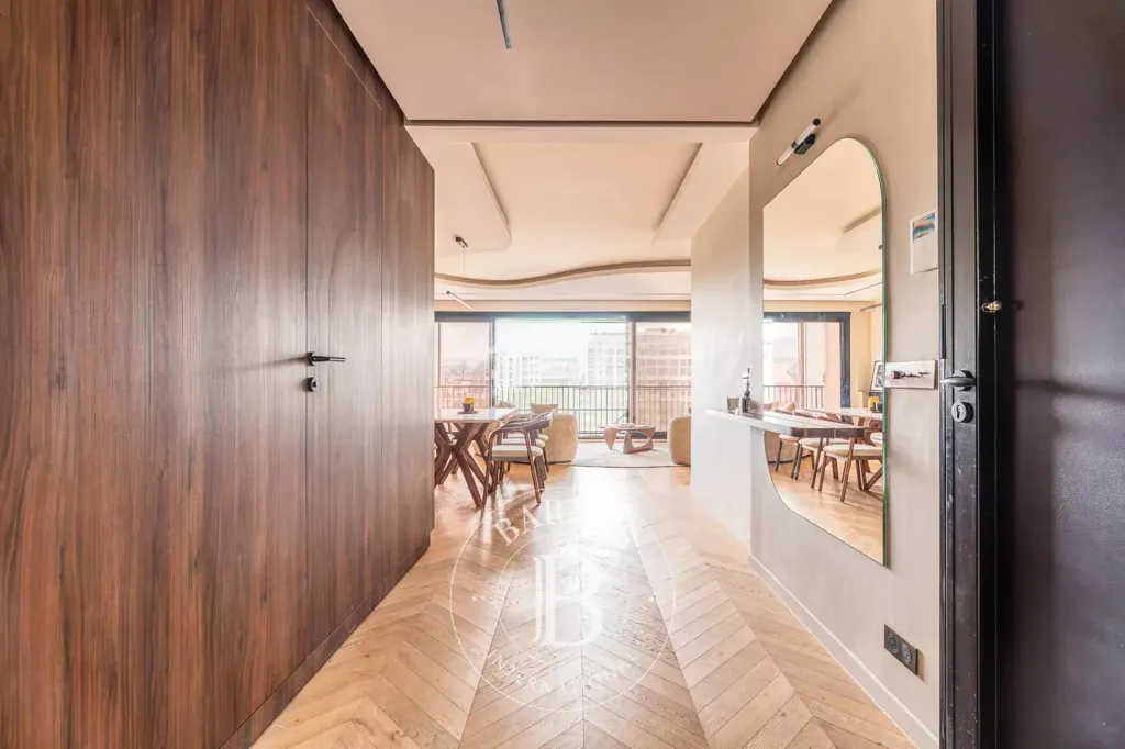 Esik - Dual Aspect Flat with Balcony in Paris 16th