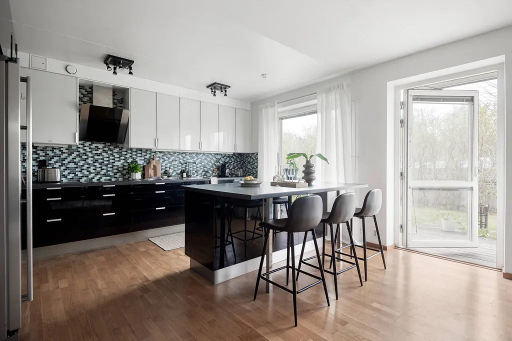 Köök - Spacious 3-Bedroom Flat with Terrace in Hässelby Strand