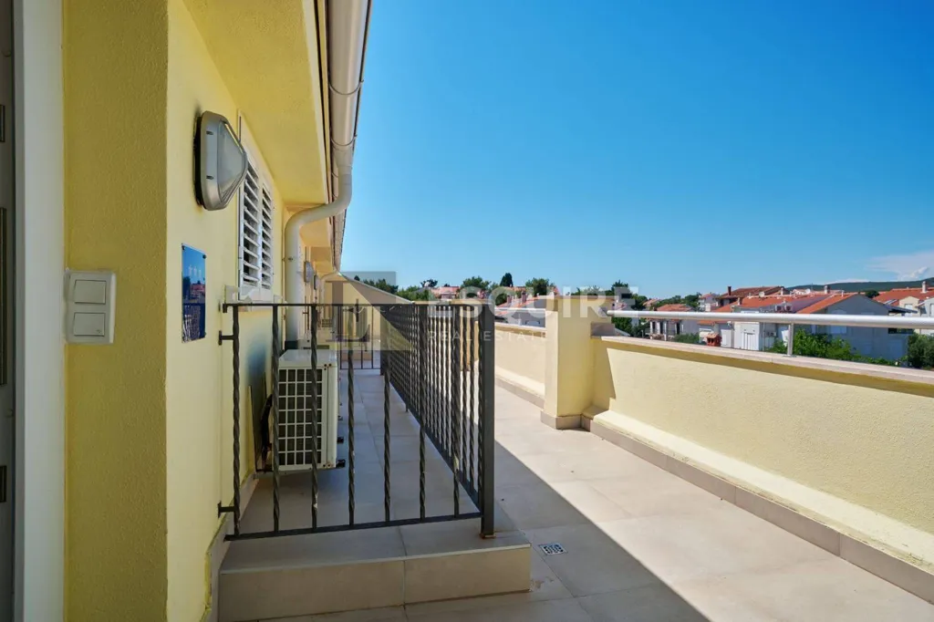 Rõdu - Seafront Apartment with Terrace in Turanj
