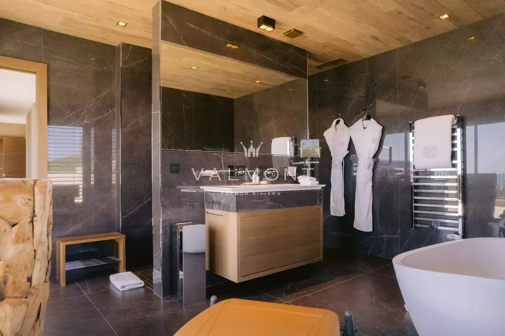 Bathrooms - Luxury Villa with Pool in La Croix-Valmer
