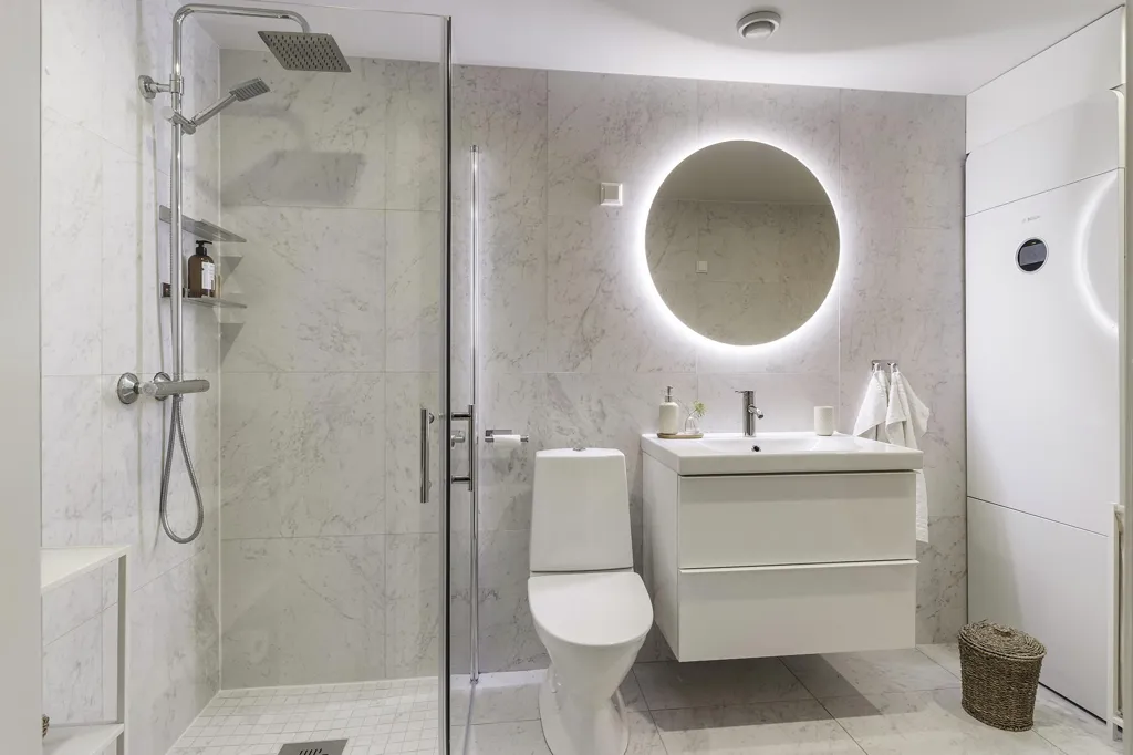 Bathrooms - Modern Bostadsrätt with Corner Location in Arboga