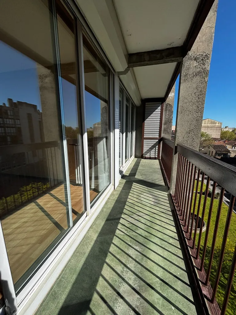 Balcony - City Centre 3-Bed Flat with Parking in Montauban