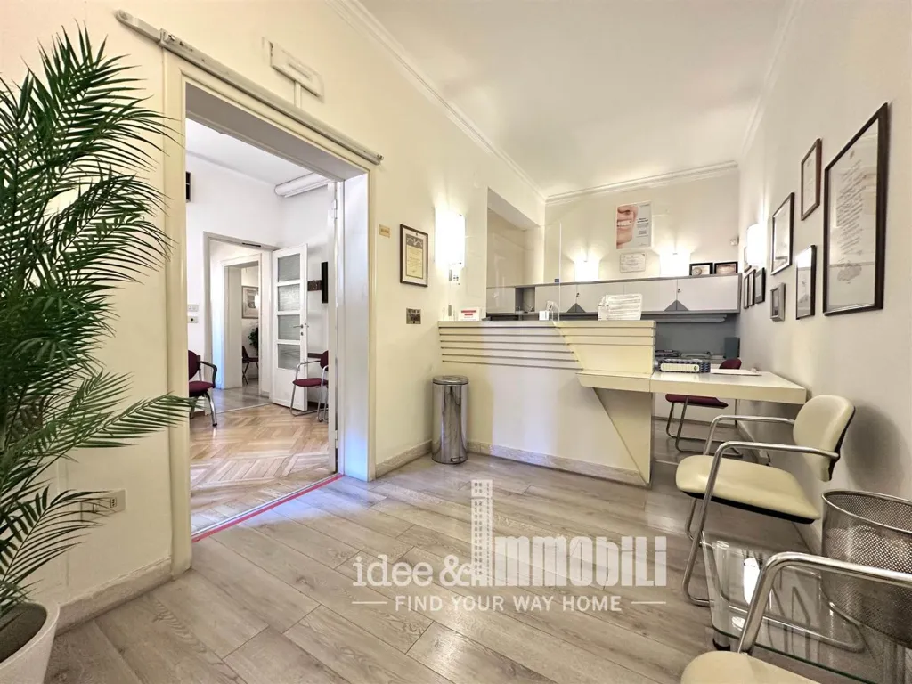 Esik - Signorile Apartment with Balcony in Florence