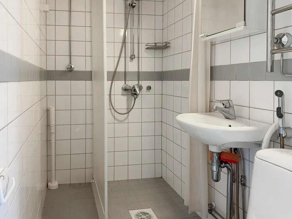 Salles de bain - Bright Studio Flat with Balcony in Roihuvuori, Helsinki
