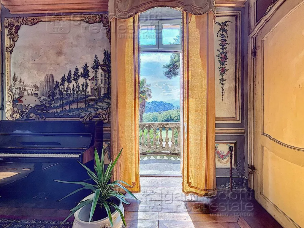 Living Room - Historic Villa with Garden in Barge