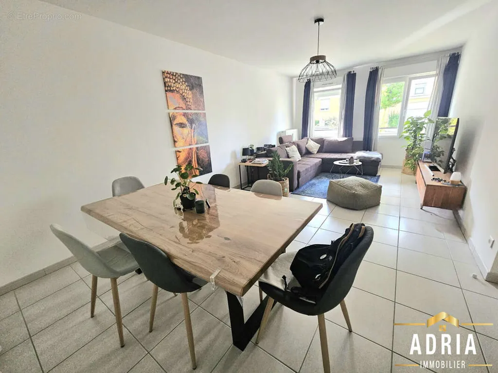 Söögituba - Bright 3-Bed Apartment with Parking in Russange