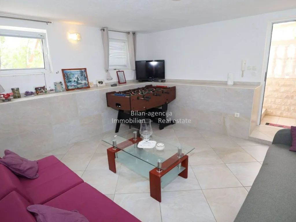 Elutuba - Two-Floor Apartments with Garden in Vodice