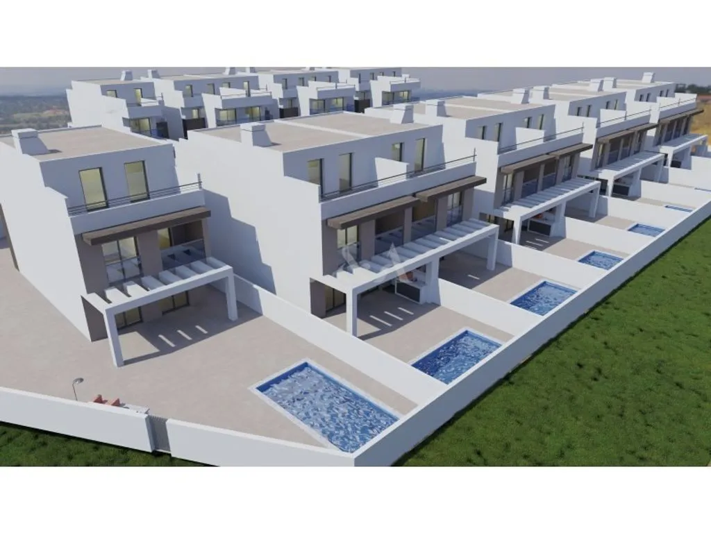 Semi-Detached Villa with Pool in Vila Real de Santo António