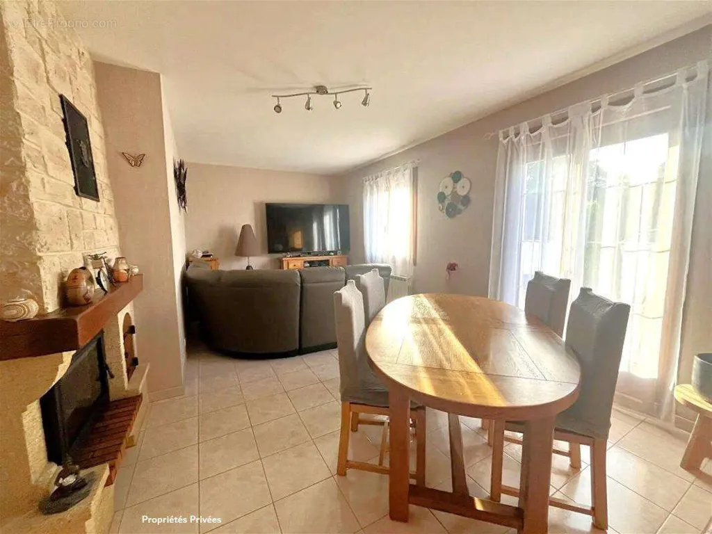 Söögituba - Functional House with Large Terrace in Le Gua