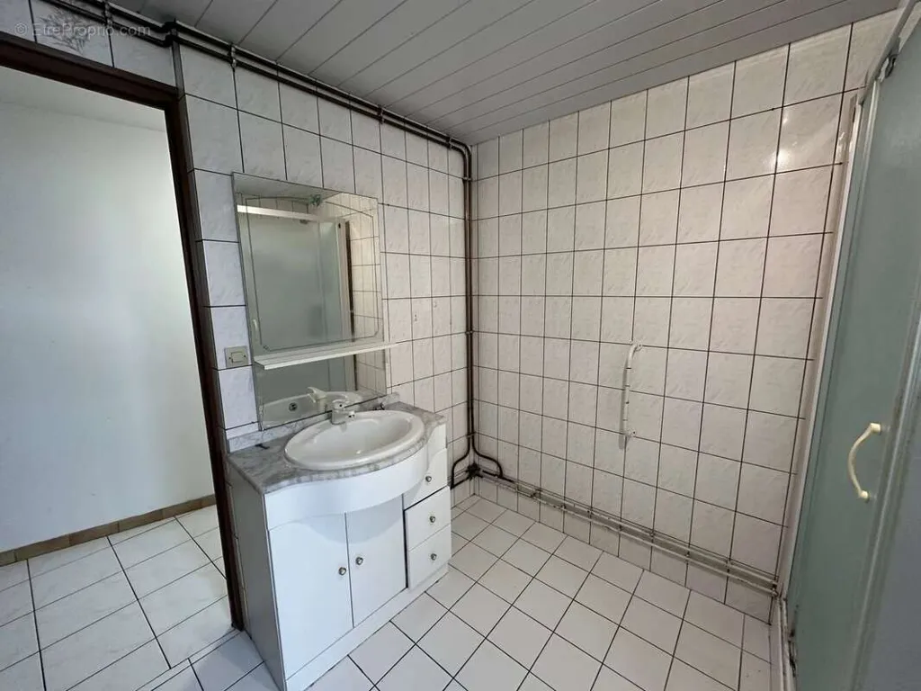 Salles de bain - Bungalow de plain-pied avec cour à Harbonnières