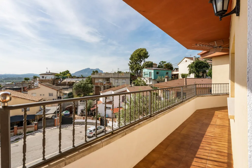 Balcony - Independent House with Montserrat Views in Abrera