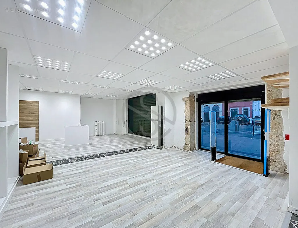 Toad - Commercial Space with High Visibility in Voiron