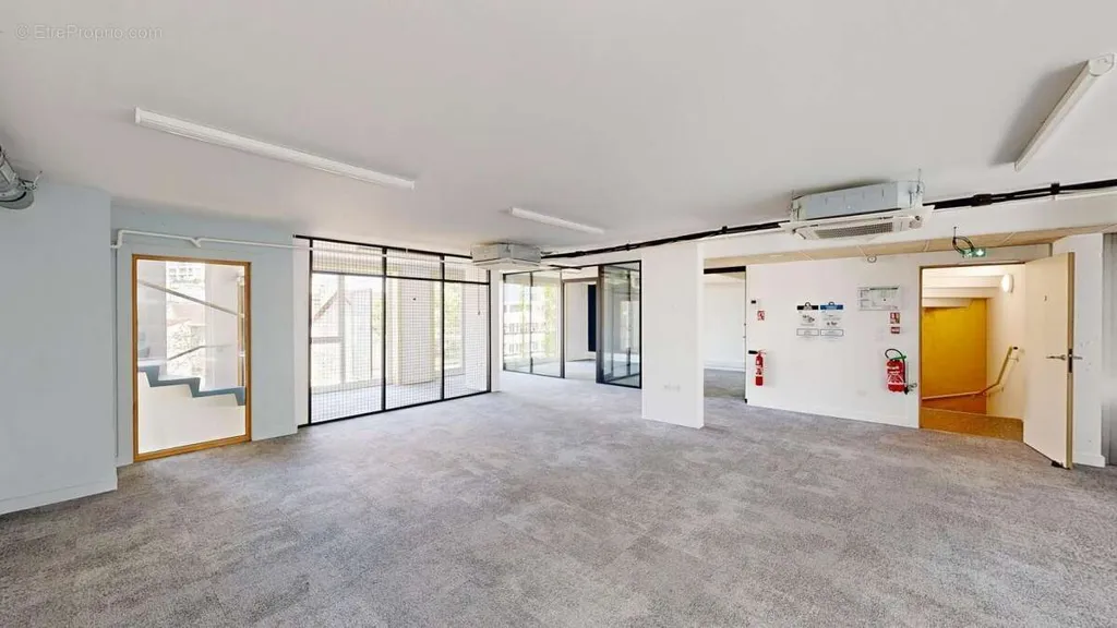 Kabinet - Office Building with Terraces in Vanves