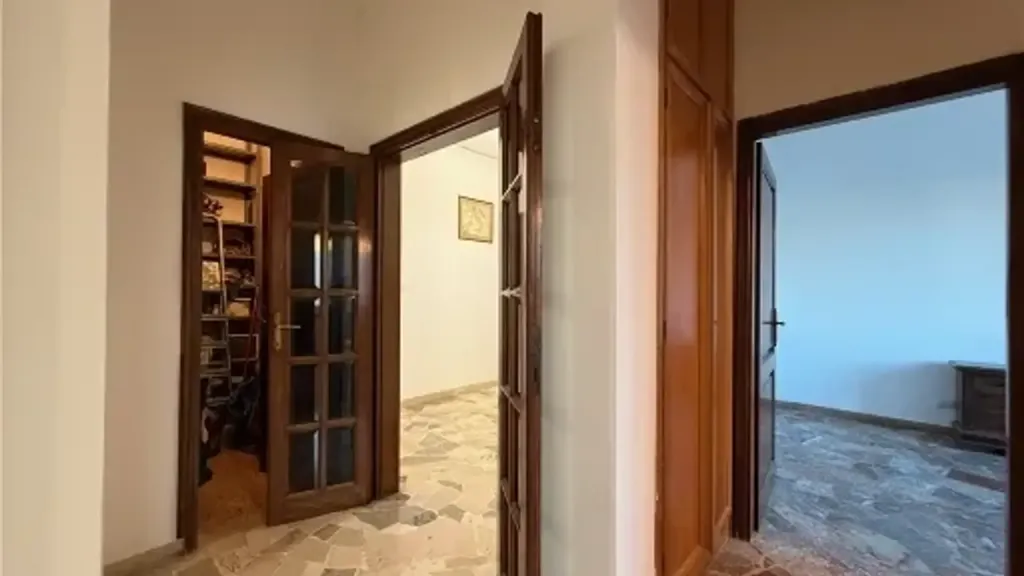 Esik - Partially Renovated Apartment with Balcony in Florence