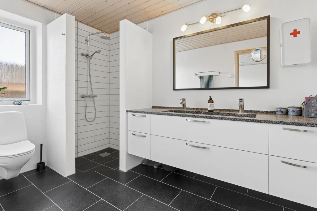 Vannitoad - Two-Bedroom Villa with Carport in Bjert